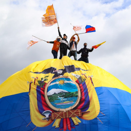 Seguidores del candidato a la presidencia del Ecuador Andrés Arauz, en el cierre de campaña. EFE/José Jácome