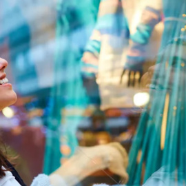 Chica mira escaparate