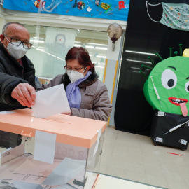 Una pareja deposita su voto en la urna, en un colegio electoral en Barcelona, en las elecciones autonómicas de este domingo14 de febrero . REUTERS/Albert Gea