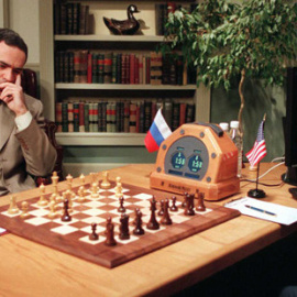 Las partidas se jugaron en 1996 y 1997 entre el superordenador de IBM Deep Blue, su equipo de programadores de IBM y expertos en ajedrez que dirigían y reprogramaban la máquina entre las partidas, por un lado, y el campeón mundial de ajedrez Garry Kasp