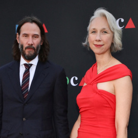 El actor Keanu Reeves con su pareja la pintora Alexandra Grant a su llegada ala Gala MOCA Gala, celebrada en el Museo Geffen de Arte Contemporáneo de Los Ángeles. AFP/Getty/Robin L. Marshall