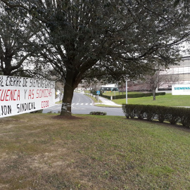 Pancarta contra los cierres de plantas de Siemens-Gamesa, delante de su sede. Foto: CCOO