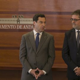 El presidente de la Junta de Andalucía, Juanma Moreno (i) durante la toma de posesión del presidente de la Cámara de Cuentas de Andalucía, Antonio López (d), en el Salón de Protocolo del Parlamento Andaluz, en octubre de 2019. E.P./María José Lóp