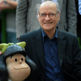 El dibujante argentino Joaquín Salvador Lavado, fallecido el 30 de septiembre, también conocido como “Quino”, posa con su personaje de historieta Mafalda. Alejandro Pagni/AFP