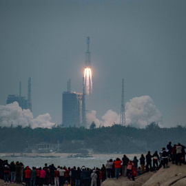 Decenas de personas observan el lazamiento del cohete Long March 8 Y-1 desde el Centro de Lanzamiento Espacial de Wenchang en la provincia de Hainan (China). REUTERS