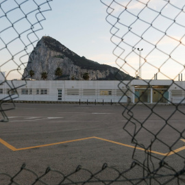 Vista del Peñón de Gibraltar, a través del hueco en una verja. REUTERS/Jon Nazca