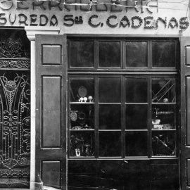 Fachada del establecimiento de orfebrería Viuda de Sureda / Señor C. Cadenas de Girona