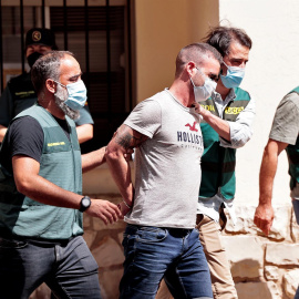  Agentes de la Guardia Civil trasladan a David S.O., de 30 años, detenido en relación con la desaparición, en noviembre de 2019, de la joven de 21 años Wafaa Sebbahe.- EFE