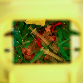 Jeringuillas usadas dentro de un contenedor de residuos después de ser utilizadas para la vacuna de Pfizer-BioNTech contra el coronavirus, en el hospital Enfermera Isabel Zendal de Madrid. REUTERS / Sergio Perez