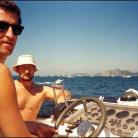  Feijóo con el contrabandista Dorado, a bordo de la embarcación de este, en la ría de Vigo en el verano de 1995.