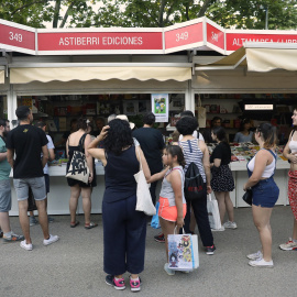 Varias personas visitan la caseta de Astiberri Ediciones en la Feria del Libro 2022, en el Parque de El Retiro, a 28 de mayo de 2022, en Madrid (España). La Feria del Libro de Madrid 2022 será 'la más grande del Siglo XXI' al contar con 378 casetas con