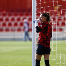 La portera del Atlético de Madrid femenino Lola Gallardo bebe agua durante un partido de liga. E.P./Oscar J. Barroso