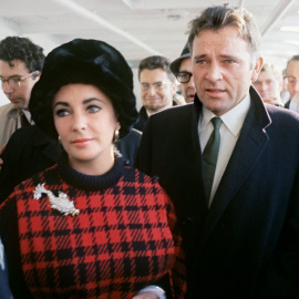 La actriz estadounidense Elizabeth Taylor, con su marido, el actor británico Richard Burton, en Cherburgo, en octubre de 1964 durante un viaje a Francia. AFP
