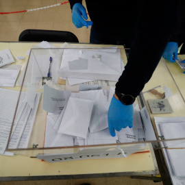 Los miembros de una mesa electoral comienzan el recuento de los votos de las elecciones autómicas de este domingo, 14 de febrero, en Barcelona. REUTERS/Albert Gea