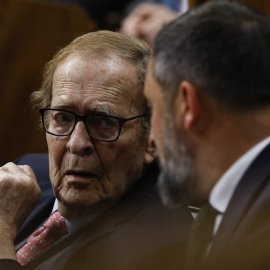 El economista Ramón Tamames conversa con el líder de VOX, Santiago Abascal, durante el debate de la moción de censura contra el presidente del Gobierno, Pedro Sánchez. EFE/J.J. Guillén
