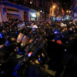  Enfrentamiento entre los Mossos d'Esquadra y los manifestantes contra el encarcelamiento del rapero Pablo Hasél, en Barcelona. REUTERS/Albert Gea