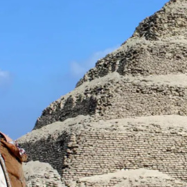  Pirámide Djoser en la necrópolis de Saqqara. Charles J. Sharp, CC BY-SA