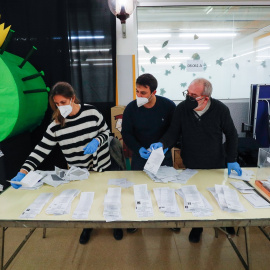 Los miembros de una mesa electoral, durante el recuento de los votos de las elecciones catalanas del pasadao 14 de febrero, en Barcelona. REUTERS/Albert Gea