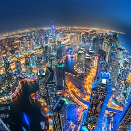 Vista de Abu Dhabi de noche, desde uno de sus rascacielos.