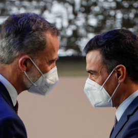  El rey Felipe VI con el presidente del Gobierno, Pedro Sánchez, en el acto del 70 aniversario de la marca SEAT, en su planta de Martorell (Barcelona). REUTERS/Albert Gea