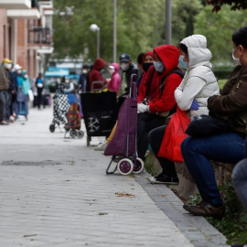  Varias personas hacen cola ante un banco de alimentos, en una foto de archivo - EFE