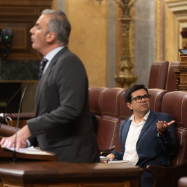 Los diputados Javier Ortega Smith, por Vox, (i) y Gerardo Pisarello, por Sumar, durante una sesión en el Congreso.- Eduardo Parra / Europa Press