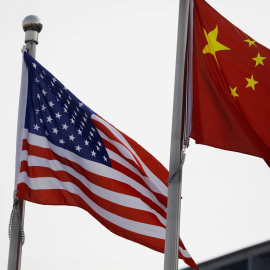 Las banderas de EEUU y de China en el exterior de la sede de una compañía americana en Pekín. REUTERS/Tingshu Wang