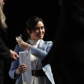 La presidenta de la Comunidad de Madrid, Isabel Díaz Ayuso (d), asiste a la ceremonia inaugural de Hospitality Innovation Planet (HIP), que supone el reinicio de la actividad ferial en Ifema, este lunes. EFE