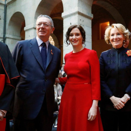 La presidenta madrileña (c) junto a los expresidentes de Madrid Alberto Ruiz Gallardón (i) y Esperanza Aguirre (d). /DAVID FERNÁNDEZ (EFE)