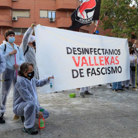 Asistentes al acto de "Desinfección antifascista" este jueves después de los disturbios registrados el miércoles en el acto de precampaña de Vox en Vallecas. EFE/Fernando Alvarado