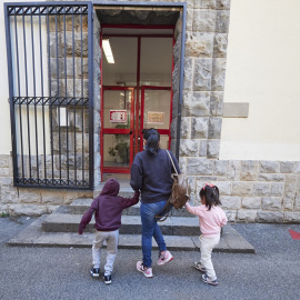 Una madre lleva a sus hijos al colegio en Pamplona, Navarra. E.P./Eduardo Sanz