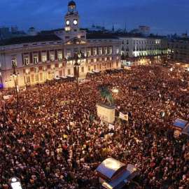 Seguidores del 15M abarrotan la céntrica Puerta del Sol de Madrid en el primer aniversario en 2012. (EFE)