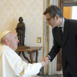 El ministro de la Presidencia, saluda al Papa Francisco, en su visita al Vaticano el pasado junio. Foto: Pool Moncloa y Pool Vaticano