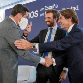  El líder del PP, Pablo Casado, y quien fuese su mentor, el ex presidente José María Aznar (d), saludan al presidente de la Junta de Andalucía, Juanma Moreno (i), a su llegada a la convención nacional del partido que tiene lugar hoy en Sevilla. EFE/J