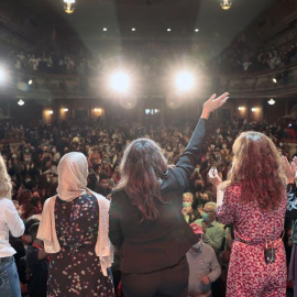 Yolanda Díaz (izq), Mónica Oltra (c), Ada Colau (dcha), Mónica García (2º dcha), y Fátima Hamed (izq) durante el acto en Valencia. EFE/Ana Escobar