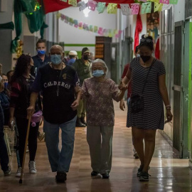  Varias personas asisten a un puesto de votación durante las elecciones regionales, el 21 de noviembre de 2021, en Caracas (Venezuela). EFE/ /Miguel Gutiérrez