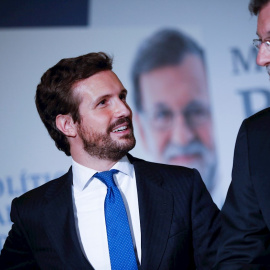 Mariano Rajoy, acompañado por Pablo Casado, a su llegada a la presentación de su libro 'Política para adultos' en Madrid. David Fernández / EFE