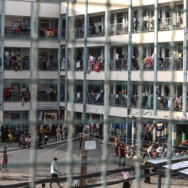 Palestinos desplazados de la ciudad de Gaza buscan refugio en una escuela de la ONU en Khan Yunis. — Europa Press / Mohammed Talatene