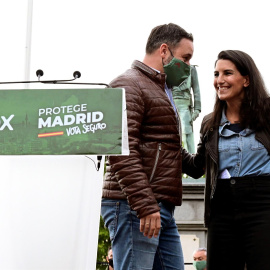 La candidata de Vox a la presidencia de la Comunidad de Madrid, Rocío Monasterio (d), y el presidente del partido, Santiago Abascal, durante el acto de campaña celebrado este martes en el Parque Duque de Ahumada de Valdemoro, en Madrid. EFE/Víctor Lere
