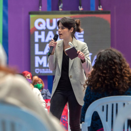  La número dos de Unidas Podemos para las elecciones a la Asamblea de Madrid, Isa Serra, interviene durante un acto del partido en el Polideportivo municipal Cerro Buenavista de Getafe, Madrid, este martes.- EFE