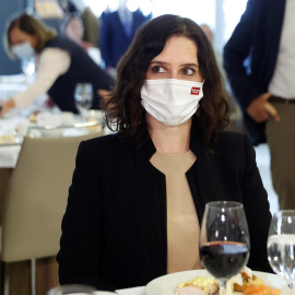 La presidenta madrileña y candidata popular a la reelección, Isabel Díaz Ayuso (c), asiste a un almuerzo coloquio del Club Siglo XX este miércoles en un hotel madrileño. EFE/Chema Moya