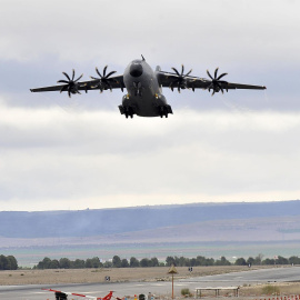  Uno de los dos aviones del Ejército del Aire con el primer envío directo de material ofensivo por parte de España a Ucrania despega este viernes de la base aérea de Los Llanos, en Albacete. - EFE