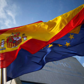 Las banderas de España y de la Unión Europea ondean juntas. (Reuters)