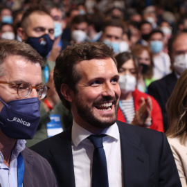  El expresidente del PP, Pablo Casado (c), Alberto Núñez Feijóo (i),en el XX Congreso extraordinario del PP, a 1 de abril de 2022, en Sevilla, Andalucía (España). EUROPA PRESS