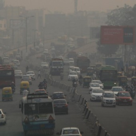 Los vehículos circulan en medio de la contaminación de Nueva Delhi. REUTERS/Anushree Fadnavis