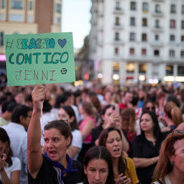  Decenas de personas durante una concentración en apoyo a las campeonas del mundo para reivindicar un deporte libre de violencias machistas, en Callao, a 28 de agosto de 2023, en Madrid (España). - Jesús Hellín / Europa Press