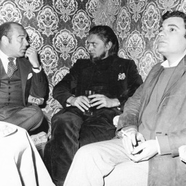  De izquierda a derecha: Jaime Gil de Biedma, Carlos Barral y Juan Marsé