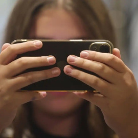 Imagen de archivo de una joven consultando su móvil. - EFE