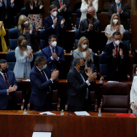 La presidenta en funciones de la Comunidad de Madrid, Isabel Díaz Ayuso recibe el aplauso de los diputados de su grupo (PP) tras su discurso de investidura. EFE/Juan Carlos Hidalgo/POOL