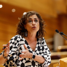  La ministra de Hacienda y portavoz del Gobierno, María Jesús Montero, interviene en la sesión de control al Gobierno celebrada este martes en el Senado. EFE/ Mariscal
